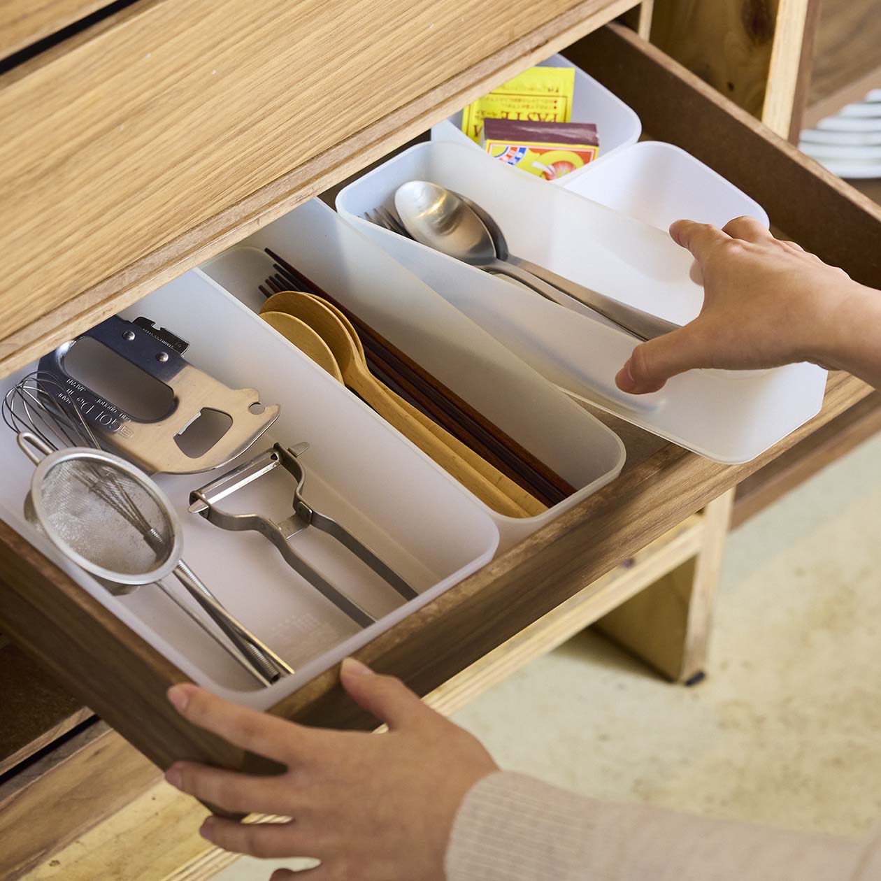 Caja organizadora de polipropileno 4 (ancho 4,5 x profundidad 13,4 x alto 2”)