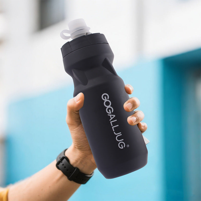 Botella de agua deportiva portátil de 610 ml (20,6 oz) para ciclismo y uso al aire libre. Botella de agua apretable.