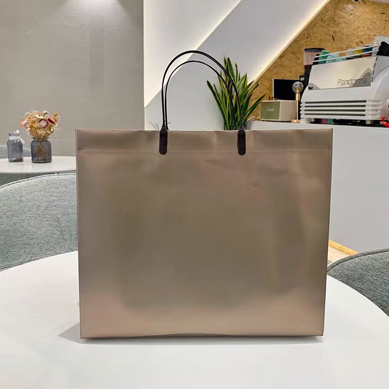 Bolsa de compras metálica holográfica con logotipo personalizado – Embalaje de lujo para minoristas y tiendas Duty-Free