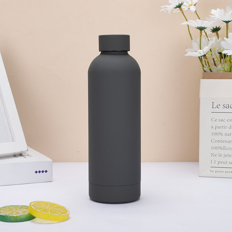 Botella de agua aislada al vacío de acero inoxidable 304 de 17 oz con logotipo personalizado, acabado de goma mate, frasco de viaje de boca estrecha.