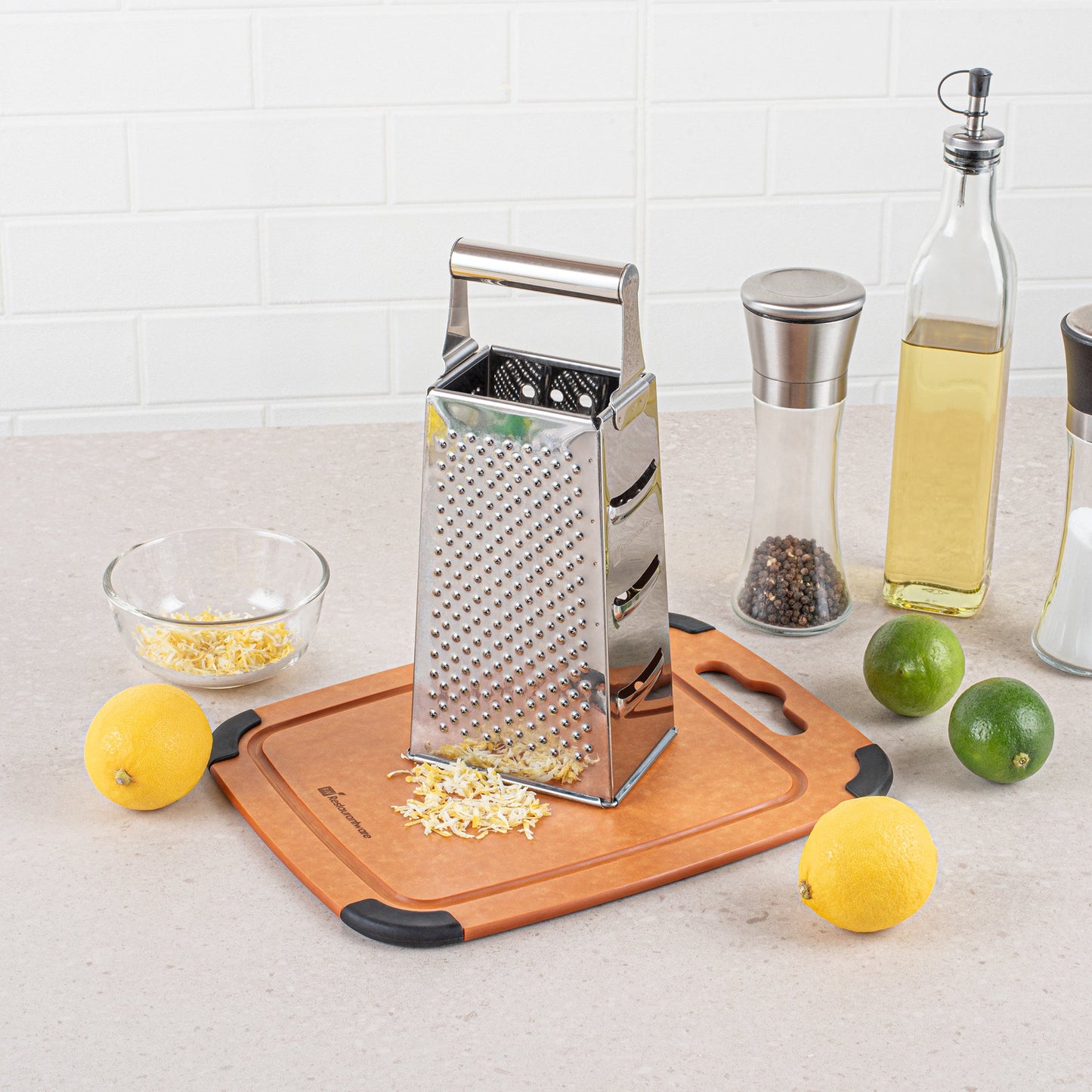 Rallador de queso de cuatro lados Met Lux de acero inoxidable resistente - 4 1/4" x 3 1/4" x 10" - Caja de 1 unidad