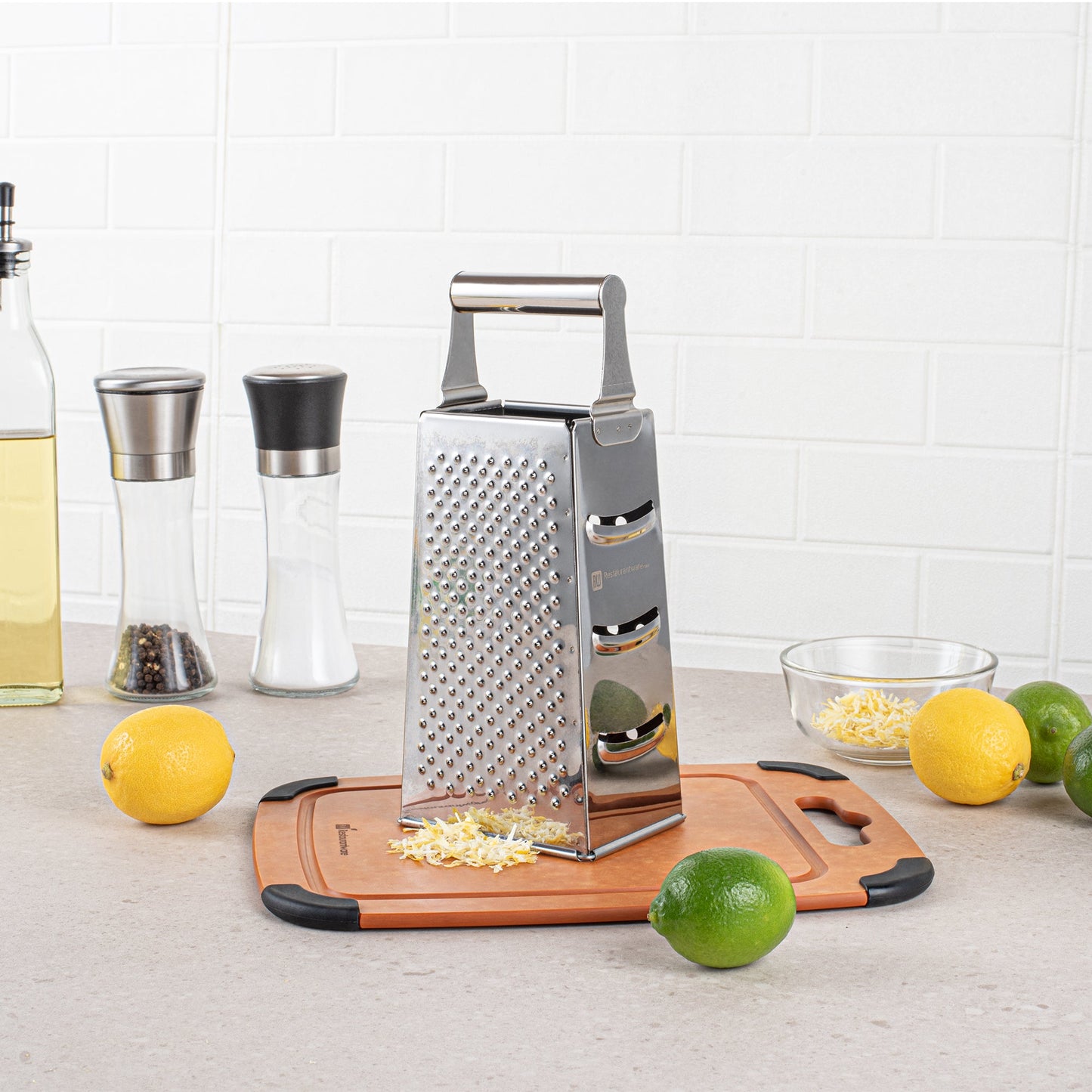 Rallador de queso de cuatro lados Met Lux de acero inoxidable resistente - 4 1/4" x 3 1/4" x 10" - Caja de 1 unidad