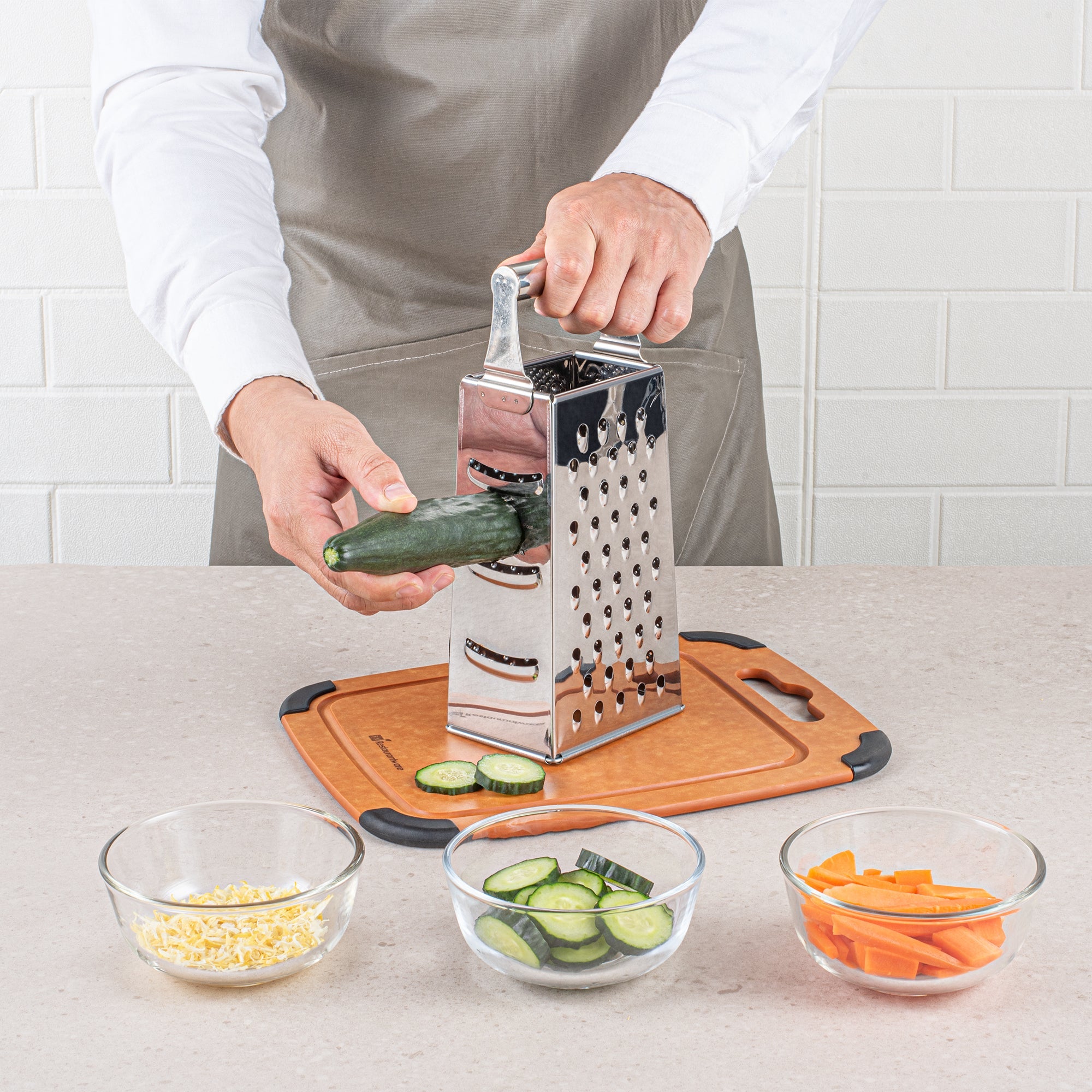 Rallador de queso de cuatro lados Met Lux de acero inoxidable resistente - 4 1/4" x 3 1/4" x 10" - Caja de 1 unidad