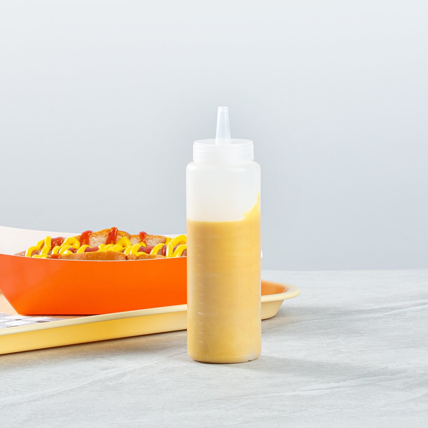 Botella de plástico transparente para apretar Sauce Tek de 8 oz - Punta de precisión - 2" x 2" x 7" - Caja de 1 unidad