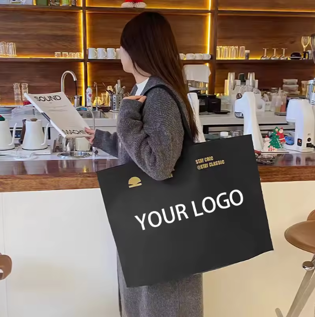 Bolsa de compras grande de ropa de cama no tejida, laminada, negra, lisa, con logotipo personalizado. Bolsa de mano grande de manta no tejida negra.